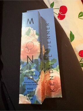 New Moon Teeth Whitening Pen - Rose Mint by Kendall Jenner